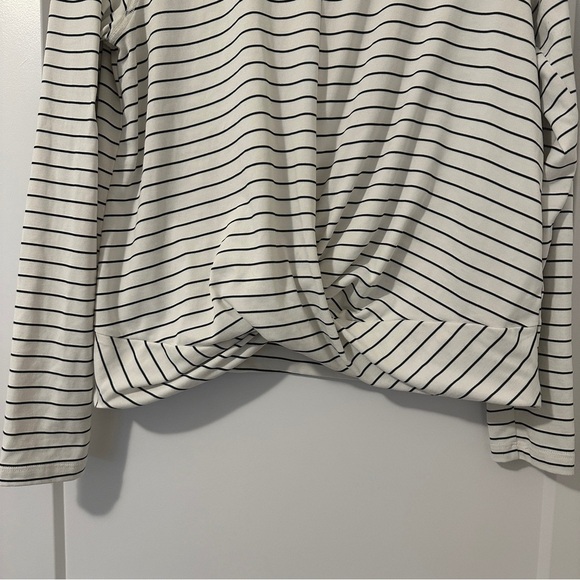 Old Navy Active Relaxed Breathe ON Twist- Hem Cropped Long Sleeve Top Size Large - Picture 2 of 11